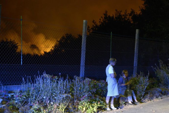 Dos vecinas desveladas por la proximidad del fuego a Rebordondo (Cualedro), a 14 de agosto de 2025, en Monterrei, Ourense, Galicia (España).