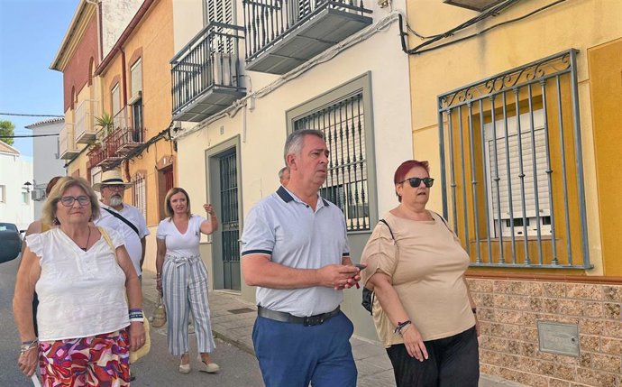 El concejal de Mantenimiento Urbano del Ayuntamiento de Jaén, Javier Padorno, junto con la concejala de Participación Ciudadana, María del Carmen Angulo.
