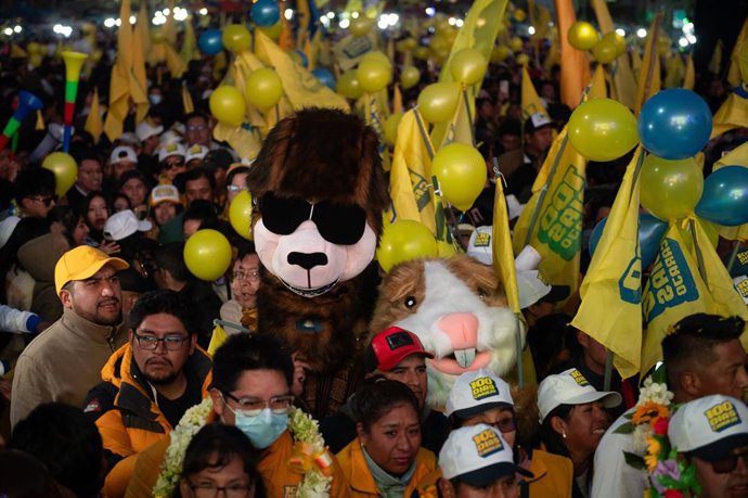 13 de agosto de 2025, Bolívia, El Alto: Apoiadores do candidato presidencial Samuel Doria Medina participam do evento final de sua campanha antes das eleições de 17 de agosto de 2025 na Bolívia, realizadas em meio a uma grave crise econômica e social. Fot