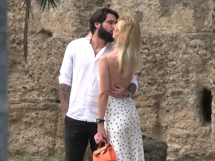 Jota Peleteiro y Ajla Etemovic disfrutan de su amor entre besos y caricias en plena calle