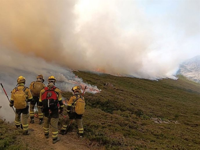 Los medios de Aragón desplazados a León siguen la lucha contra los incendios de La Uña y Barniedo de la Reina