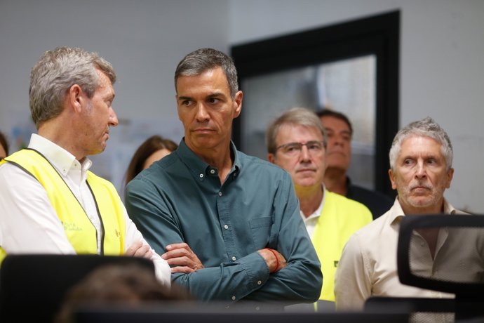 (I-D) El presidente de la Xunta, Alfonso Rueda: el presidente del Gobierno, Pedro Sánchez; y el ministro de Interior, Fernando Grande-Marlaska; durante su visita al Centro de Coordinación Operativo contra incendios de Ourense, a 17 de agosto de 2025, en 
