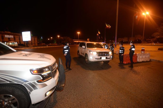Archivo - (210309) -- CAPITAL GOVERNORATE, March 9, 2021 (Xinhua) -- Police officers are on duty during a partial curfew in Capital Governorate, Kuwait, March 8, 2021. Kuwait reported on Monday 1,326 new COVID-19 infections, bringing the total number of c