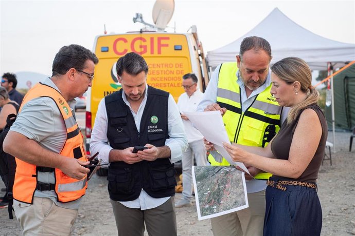 La presidenta de la Junta, María Guardiola, junto al consejero de Presidencia, Interior y Diálogo Social, Abel Bautista, en el Puesto de Mando Avanzado del 112 en La Granja (Cáceres)