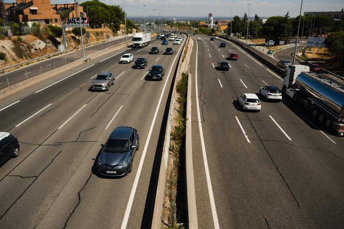 Vehículos en la autovía A6 a la altura de Torrelodones, a 18 de julio de 2025, en Torrelodones, Madrid (España). Este fin de semana, el tercero de julio, continúan los desplazamientos durante las vacaciones de verano de este año.