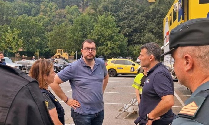 El presidente del Principado de Asturias, Adrián Barbón, ha visitado esta mañana junto con el consejero de Movilidad, Medio Ambiente y Gestión de Emergencias, Alejandro Calvo, el puesto de mando avanzado instalado en el recinto ferial de La Imera.