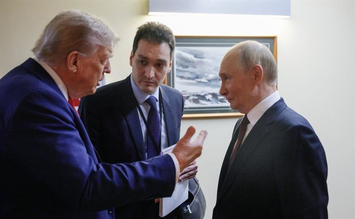 16 de agosto de 2025, Alasca, Alasca, Estados Unidos da América: O presidente dos Estados Unidos, Donald Trump, e seu colega russo, Vladimir Putin, realizam uma coletiva de imprensa conjunta após suas conversas críticas no Alasca, na sexta-feira, com o ob