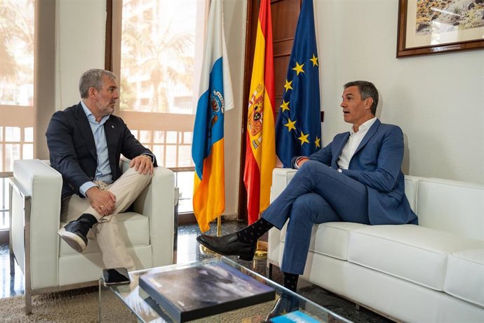 Archivo - El presidente del Gobierno, Pedro Sánchez (d), y el presidente de Canarias, Fernando Clavijo (i),  en Santa Cruz de la Palma, a 23 de agosto de 2024. 