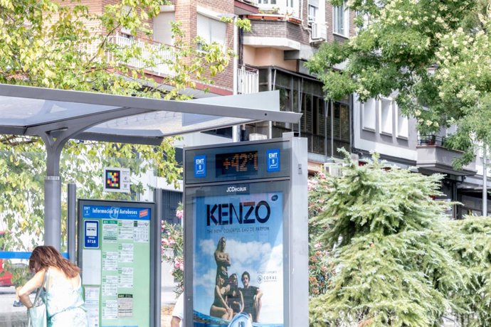 El termómetro de una marquesina marca 42 grados, a 12 de agosto en Madrid (España). La Agencia Estatal de Meteorología (AEMET) ha extendido el aviso por ola de calor "probablemente hasta el lunes 18 de agosto". Dado que comenzó el pasado día 3, esto supon