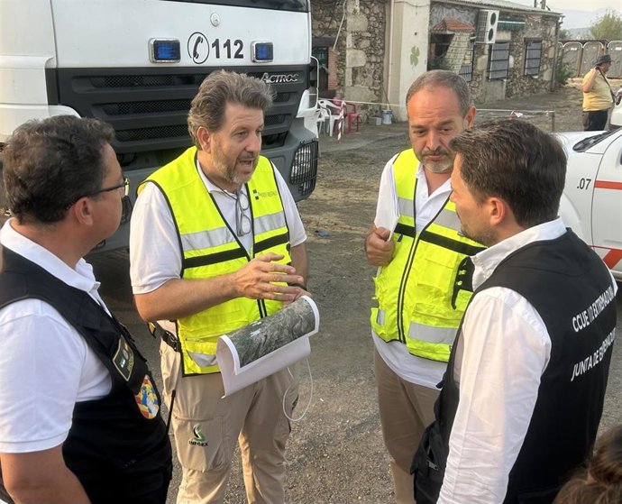 El consejero de Presidencia, Interior y Diálogo Social, Abel Bautista, y el consejero de Gestión Forestal y Mundo Rural, Francisco José Ramírez, en el Puesto de Mando Avanzado del 112