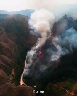 Un momento del incendio antes de ser estabilizado 