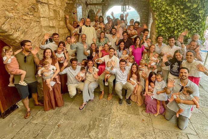Torreciudad vive uno de sus días más festivos con la presentación de 21 bebés a la Virgen del santuario