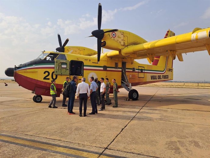 Llegan a España los dos aviones-cisterna Canadair para participar en el dispositivo contra los incendios