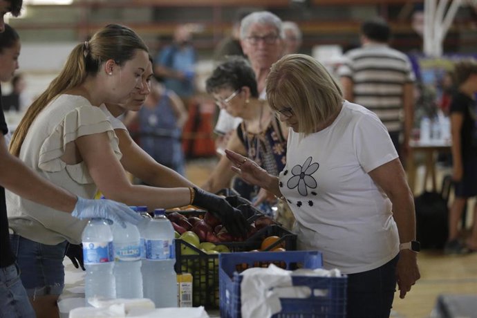 Varias personas evacuadas, en el pabellón municipal de La Bañeza, a 13 de agosto de 2025, en La Bañeza, León, Castilla y León (España). 