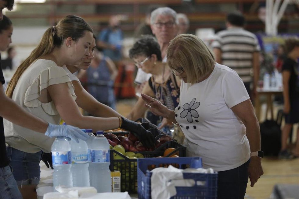 Varias personas evacuadas, en el pabellón municipal de La Bañeza, a 13 de agosto de 2025, en La Bañeza, León, Castilla y León (España). 