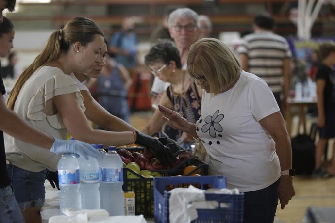 Várias pessoas evacuadas, no pavilhão municipal de La Bañeza, em 13 de agosto de 2025, em La Bañeza, León, Castilla y León (Espanha). Um total de 7.859 pessoas, de 34 cidades de León, foram evacuadas devido ao avanço do incêndio florestal em Mo