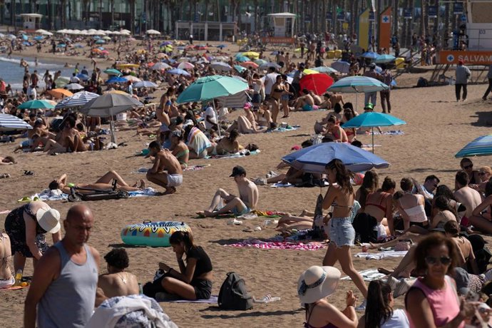 Archivo - Varias personas en la playa, a 17 de julio de 2024, en Barcelona, Catalunya (España)