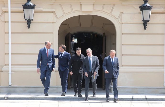 Archivo - Arquivo - 10 de maio de 2025, Kiev, Ucrânia: Chanceler federal da Alemanha Friedrich Merz, presidente da França Emmanuel Macron, presidente da Ucrânia Volodymyr Zelenskyy, primeiro-ministro do Reino Unido Keir Starmer e primeiro-ministro da Polô
