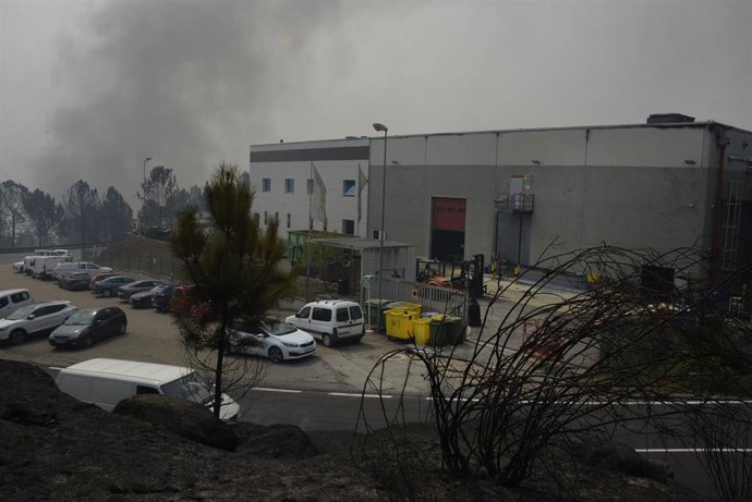 Vista de la Empresa Autoneum asedidada por el fuego, en el polígono industrial de A Rúa, a 16 de agosto de 2025, en A Rúa, Ourense, Galicia (España).
