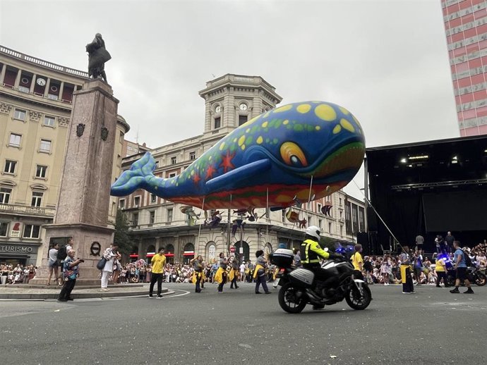 La ballena Bali al comienzo del desfile en la Plaza Circular de Bilbao.