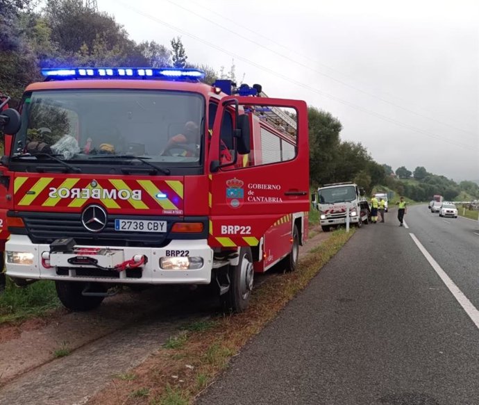 Dos heridos leves tras volcar su coche en la A-8 en Cabezón