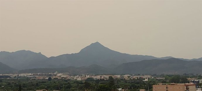 El humo de los incendios de la Península y el polvo en suspensión del desierto tiñen de blanco el cielo de la Comunitat