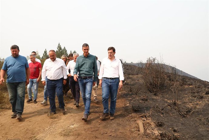 Pedro Sánchez visita la zona afectada por el incendio de Orallo en Villablino (León) acompañado por Fernández Mañueco