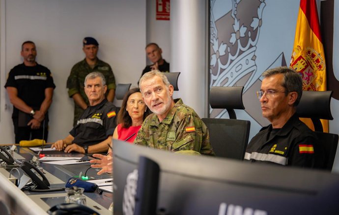 El Rey Felipe VI (c), junto a la ministra de Defensa, Margarita Robles, durante su visita al Cuartel General de la UME, a 17 de agosto de 2025, en Torrejón de Ardoz, Madrid (España). El Rey ha visitado el Cuartel General de la Unidad Militar de Emergencia