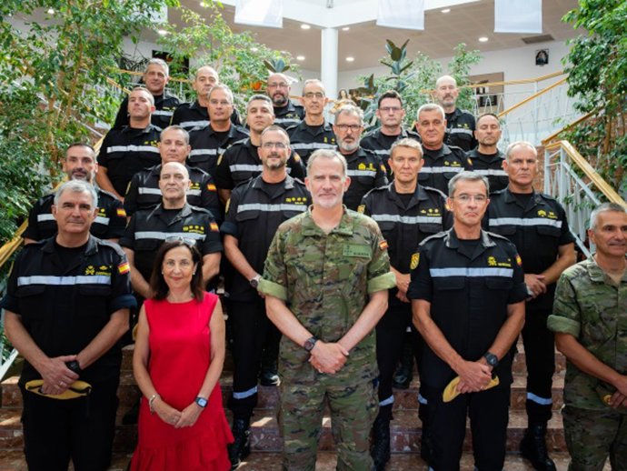 El Rey Felipe VI  junto a la ministra de Defensa, Margarita Robles, durante su visita al Cuartel General de la UME