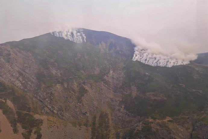 El incendio en Picos de Europa entra en Cantabria por Camaleño y de forma "leve"