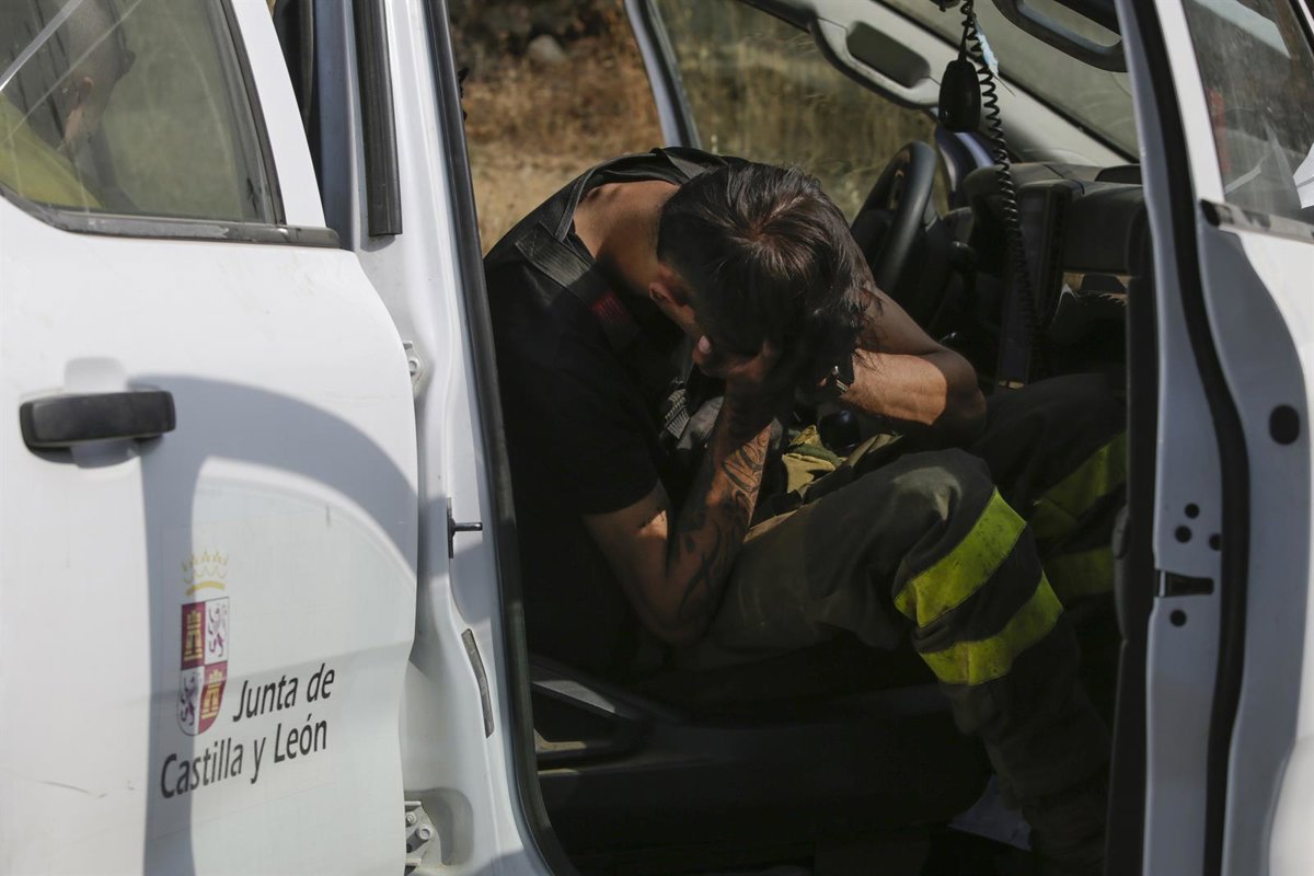 El incendio de Yeres-Llamas (León) avanza con  intensidad  hacia La Maragatería y pone al operativo en  jaque 