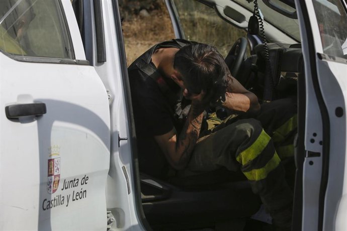 Un bomberos forestal que participa en labores de extinción para sofocar el incendio forestal, a 17 de agosto de 2025, en Molinaferrera, León, Castilla y León (España).  Afecta el incendio Yeres-Llamas.
