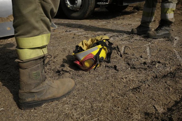 Bomberos forestales continúan con labores de extinción para sofocar el incendio forestal, a 17 de agosto de 2025, en Molinaferrera, León, Castilla y León (España). 