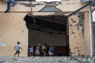 Archivo - SAKE, May 12, 2025  -- Children play in a house damaged by conflict in Sake, a small town located 27 kilometers from Goma, the capital city of North Kivu province in the Democratic Republic of the Congo (DRC), on May 11, 2025.   Many residents o