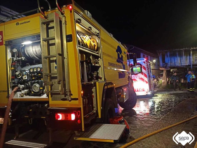 Archivo - Incendio urbano en Sobrescobio, foto de archivo.