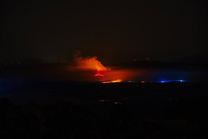 Vista del fuego en Herradón de Pinares, a 16 de agosto de 2025, en Ojos-Albos, Ávila, Castilla y León (España). 
