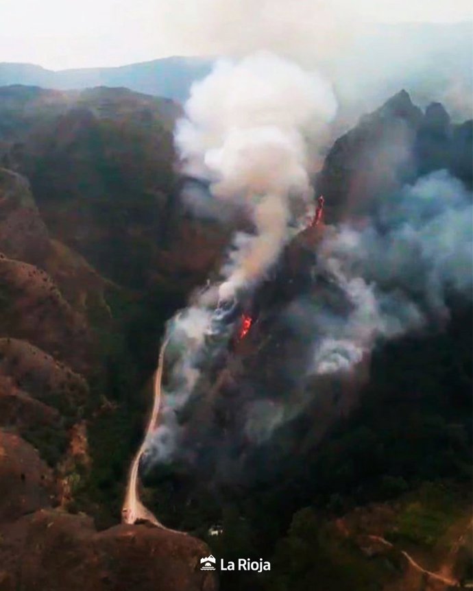 Un momento del incendio antes de ser estabilizado 