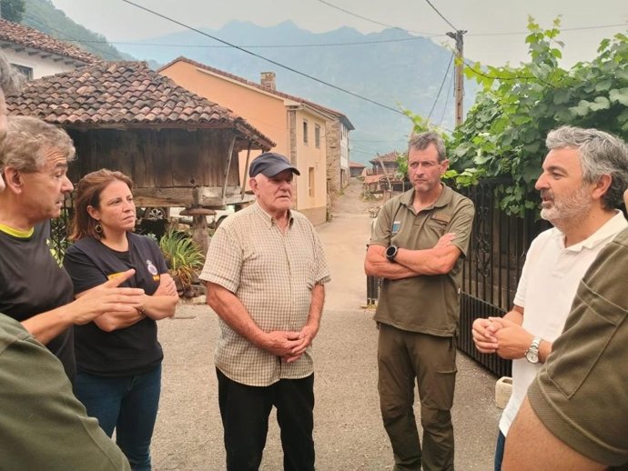 El Consejero De Movilidad, Medio Ambiente Y Gestión De Emergencias, Alejandro Calvo Se Reune Con Agentes Para El Control De Los Incendios.