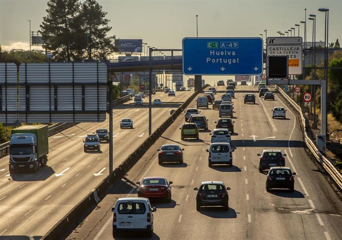 Archivo - Afluencia de tráfico en  la autopista Sevilla, a 30 de abril del 2021.