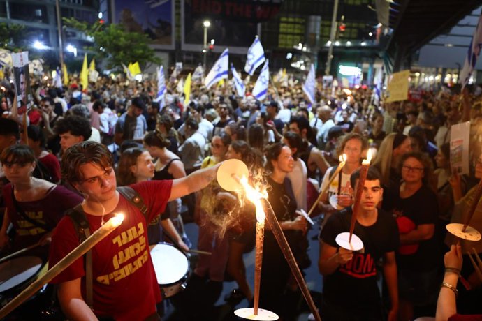 TEL AVIV, 10 de agosto de 2025 -- Israelenses são fotografados durante uma manifestação de protesto contra a decisão do exército israelense de tomar a Cidade de Gaza em Tel Aviv, Israel, em 9 de agosto de 2025. A tomada da Cidade de Gaza planejada pelo ex