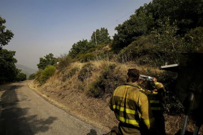Bomberos forestales continúan con labores de extinción para sofocar el incendio forestal, a 17 de agosto de 2025, en Molinaferrera, León, Castilla y León (España).
