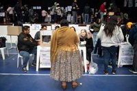 Cierran las urnas en Bolivia tras una jornada electoral con incidentes aislados