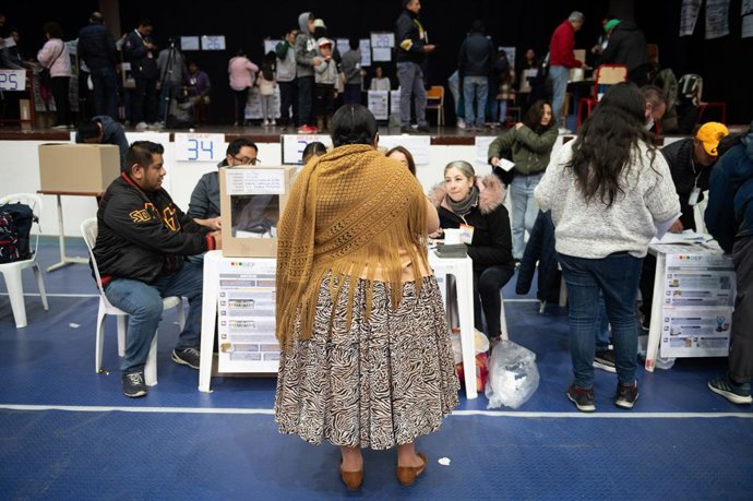 17 August 2025, Bolivia, La Paz: A woman waits in line during the 2025 Bolivian general election. Photo: Radoslaw Czajkowski/dpa