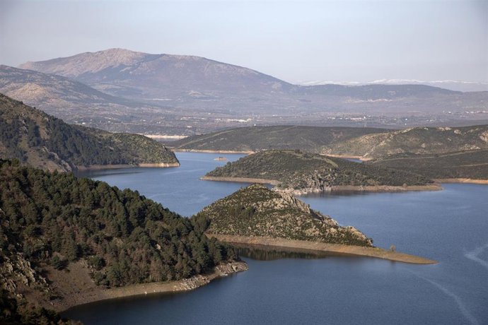 Archivo - Embalse del Atazar desde el Mirador de El Atazar, a 19 de marzo de 2024, Madrid (España).