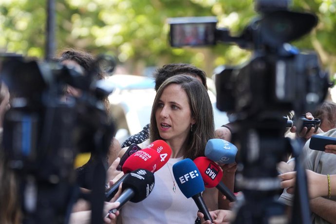 Archivo - Arquivo - A secretária-geral do Podemos, Ione Belarra, fala com a mídia em frente ao Parlamento Catalão, em 17 de julho de 2025, em Barcelona, Catalunha (Espanha). Belarra comentou sobre questões políticas atuais, como o que aconteceu no Parlame