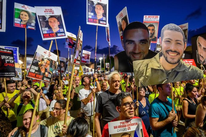 Miles de manifestantes piden al Gobierno de Israel que anteponga la seguridad de los rehenes a la ocupación de Gaza