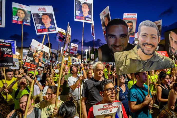 16 de agosto de 2025, Tel Aviv, Israel: Milhares de pessoas se manifestaram na Praça dos Reféns, pedindo urgentemente que o governo avançasse em um acordo para a libertação dos reféns. Em seus discursos, os oradores argumentaram que a decisão do governo d