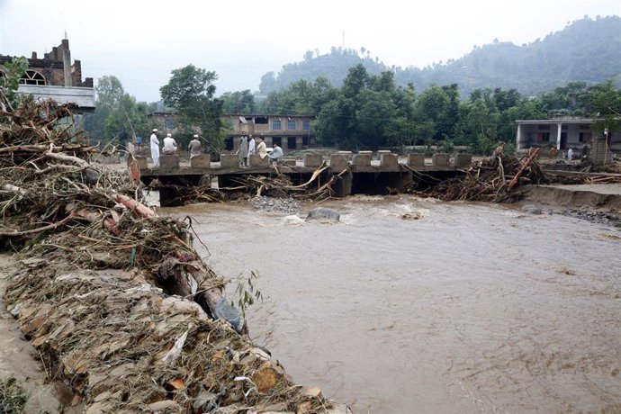 Residentes tratan de limpiar sus locales tras las inundaciones  en el distrito de Buner, en el norte de Pakistán