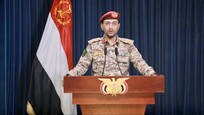Archivo - SANAA, 11 de janeiro de 2024 -- Esta captura de tela de um vídeo divulgado pelo grupo Houthi em 10 de janeiro de 2024 mostra o porta-voz militar Houthi Yahya Sarea fazendo uma declaração. O grupo Houthi do Iêmen anunciou na quarta-feira que lanç