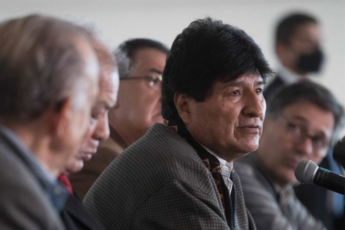 Archivo - October 22, 2021: EUM20211022POL06.JPG .CIUDAD DE MÉXICO. PoliticsPolítica-Evo Morales.- 22 de octubre de 2021. Evo Morales, expresidente de Bolivia, ofrece conferencia de prensa en México; lo acompaña Alberto Anaya, dirigente nacional del PT. F